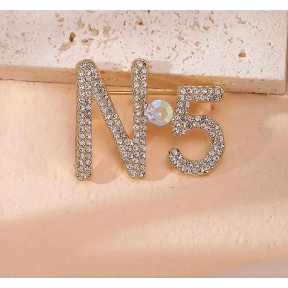 ✨ NEW crystal embellished fashion brooch ✨